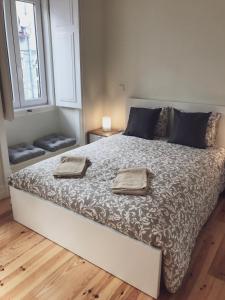 Een bed of bedden in een kamer bij Senhora do Monte Apartment 2(esq) with Outdoor Space