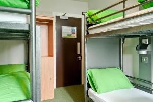 מיטה או מיטות קומותיים בחדר ב-YHA Ambleside