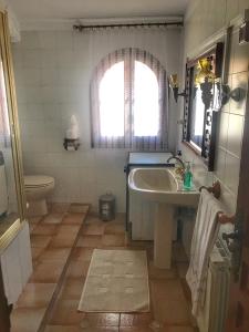 baño con lavabo, bañera y ventana en CASA TURÍSTICA Villa Carmen, CON AMPLIO JARDIN QUE INCLUYE BARBACOA, 2 PORCHES, PARKING PRIVADO Y PISCINA, en Arenzana de Abajo