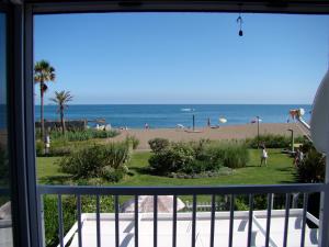 カサーレスにあるYour Vacation Retreat Right On The Beachのビーチの景色を望むバルコニーが備わります。