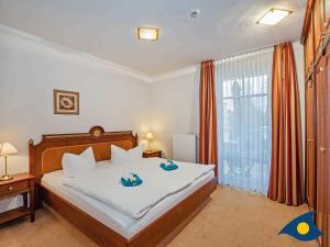 Ein Bett oder Betten in einem Zimmer der Unterkunft Villen am Goethepark, Villa Christiane, Whg. 04 - Lena