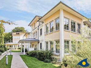 eine Außenansicht eines Hauses mit Garten in der Unterkunft Villen am Goethepark, Villa Christiane, Whg. 04 - Lena in Heringsdorf