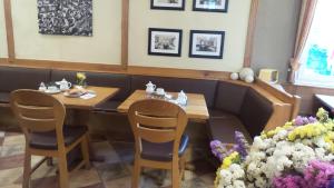 Ein Restaurant oder anderes Speiselokal in der Unterkunft Hotel Alt Montjoie 