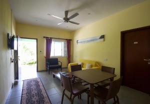 Gallery image of Surfers Beach Self Catering Chalets in Takamaka