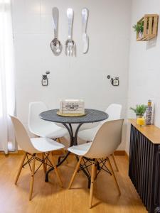 una mesa y sillas en una cocina con un pastel. en Toledo Mágico, en Madridejos