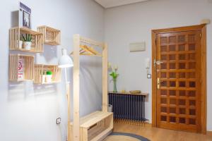 una habitación con una puerta y un banco en una habitación en Toledo Mágico, en Madridejos