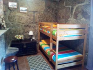 レゼンデにあるCasa do Lagarの石壁のベッドルーム1室(二段ベッド付)