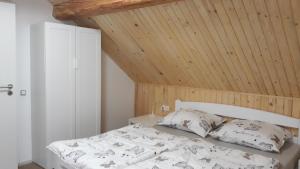Postel nebo postele na pokoji v ubytování Apartments and Rooms Banić