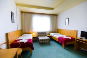 Una cama o camas en una habitación de Hotel Smaragd