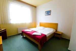 Una cama o camas en una habitación de Hotel Smaragd