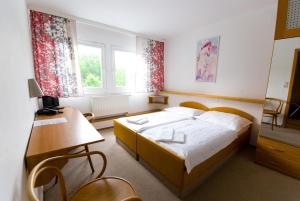 Una cama o camas en una habitación de Hotel Smaragd