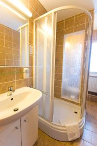 Un baño de Hotel Smaragd