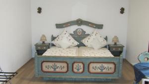 Un dormitorio con una cama con almohadas. en Hotel Rose, en Warburg