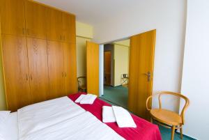 Una cama o camas en una habitación de Hotel Smaragd