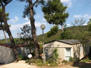 Foto da galeria de Camping Parcvalrose Mobile Home No 79 em La Londe-les-Maures