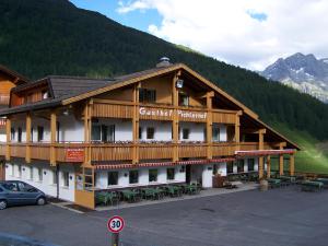 Nespecifikovaný výhled na hory nebo výhled na hory při pohledu z hotelu