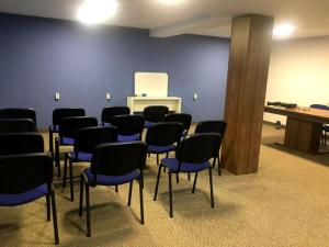 une chambre avec des chaises et un podium dans l'établissement Pensiunea Blue House, à Murighiol