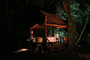 duas pessoas sentadas numa mesa num gazebo à noite em Chittoor Kottaram Royal Mansion- CGH Earth em Cochin