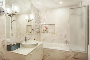 ห้องน้ำของ Luxury, comfort & quiet place next to Cathedral +49 ภาพ