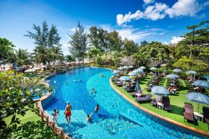 Bazén v ubytování Chada Lanta Beach Resort - SHA Extra Plus nebo v jeho okolí