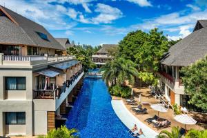 Bazén v ubytování Chada Lanta Beach Resort - SHA Extra Plus nebo v jeho okolí