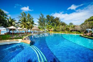 Bazén v ubytování Chada Lanta Beach Resort - SHA Extra Plus nebo v jeho okolí