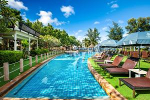 Bazén v ubytování Chada Lanta Beach Resort - SHA Extra Plus nebo v jeho okolí