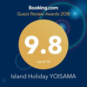 una señal que dice premios de revisión de invitados con una cara sonriente en YOISAMA Sunrise Beach House en Isla Ishigaki