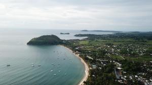 - une vue aérienne sur une plage avec des bateaux dans l'eau dans l'établissement Coucher de Soleil, à Ambatoloaka