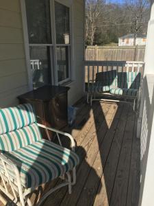 twee schommelstoelen op een veranda met een raam bij A Room for You! in Atlanta