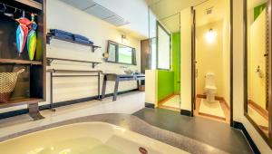 Koupelna v ubytování Chada Lanta Beach Resort - SHA Extra Plus