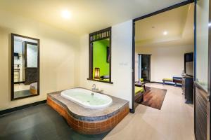 Koupelna v ubytování Chada Lanta Beach Resort - SHA Extra Plus