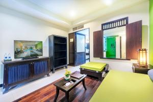 TV a/nebo společenská místnost v ubytování Chada Lanta Beach Resort - SHA Extra Plus