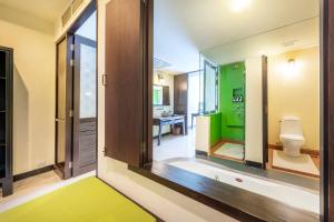 Postel nebo postele na pokoji v ubytování Chada Lanta Beach Resort - SHA Extra Plus