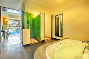 Koupelna v ubytování Chada Lanta Beach Resort - SHA Extra Plus