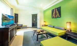 TV a/nebo společenská místnost v ubytování Chada Lanta Beach Resort - SHA Extra Plus