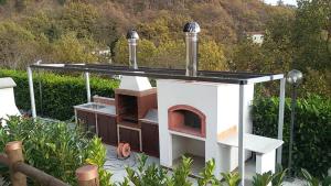 un horno de pizza al aire libre en la parte superior de un patio en Villa Santa Maria, en Santa Maria del Molise