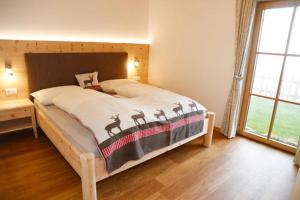 A bed or beds in a room at Chalet Niederhaushof