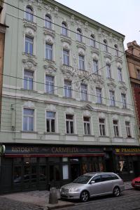 um carro estacionado em frente a um grande edifício em Pawlansky Apartments No.4 em Praga