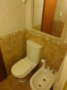 un baño con inodoro y lavabo en Puerto Carrasco, en Valeria del Mar 26 fotos más