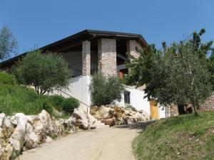 dom na wzgórzu z polną drogą w obiekcie "Cortela" appartameni in villetta singola w mieście SantʼAmbrogio di Valpolicella