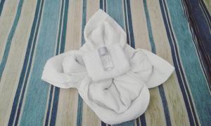 - une pile de serviettes blanches sur un lit dans l'établissement Aragonese Luxury Rooms, à Naples 61 autres photos