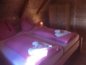 Łóżko lub łóżka w pokoju w obiekcie Zirben Troadkasten