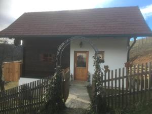 mały dom z bramą i płotem w obiekcie Zirben Troadkasten w mieście Liebenfels