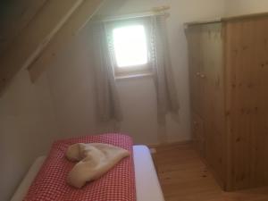 Łóżko lub łóżka w pokoju w obiekcie Zirben Troadkasten