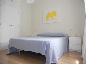 Un pat sau paturi într-o cameră la Apartamentos Mirabal