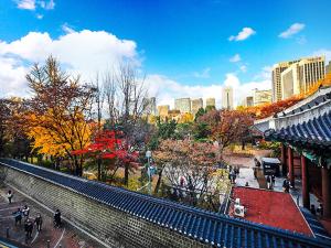 Vistas a una ciudad con gente caminando por un parque en 24 Guesthouse Seoul City Hall, en Seúl