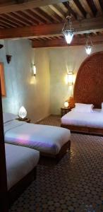 een slaapkamer met 2 bedden in een kamer bij Riad Al Fassia Palace in Fès