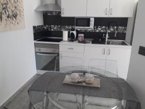 A kitchen or kitchenette at APARTAMENTO CON JACUZZI VISTAS A LA PISCINA