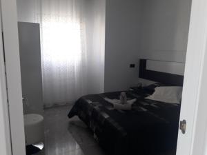 コスタ・カルマにあるAPARTAMENTO CON JACUZZI VISTAS A LA PISCINAのベッドルーム1室(ベッド1台付)、バスルーム(トイレ付)